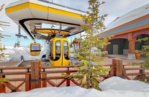 Snow Pine Estates House | Snowbanks 4