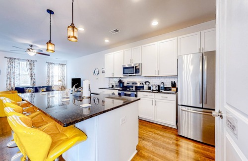 North Charleston House | Snowbird-friendly townhouse with pool, tennis court, & central AC