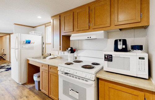Port St. Joe House | Snowbird-friendly home with central AC, full kitchen, and free WiFi