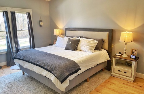 Foley House | Snowbird Friendly House. Stock Tank Pool. Fire Pit. Electric Vehicle charging