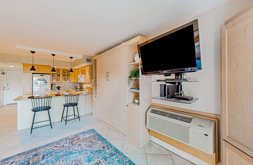 South Beach Condo | Snowbird-friendly studio condo near beach with tennis, pickleball, & water views