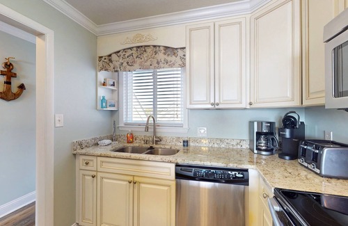 Long Beach Condo | Snowbird friendly top-floor condo with high-speed internet, ocean view balcony