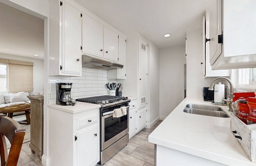 Balboa Island Condo | Snowbird-friendly home with great location near the ocean, washer/dryer, & WiFi
