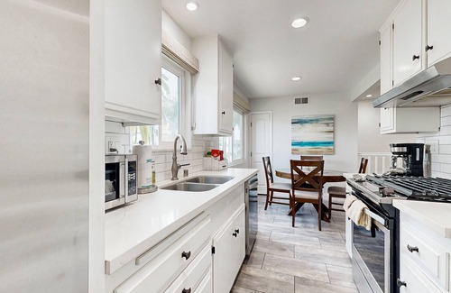 Balboa Island Condo | Snowbird-friendly home with great location near the ocean, washer/dryer, & WiFi