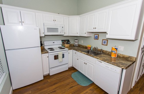 Fort Walton Beach Condo | Snowbird Rates |Waterview in FWB |Intracoastal Waterway |Sandy On-Site Beach |1 Queen |Fun Included