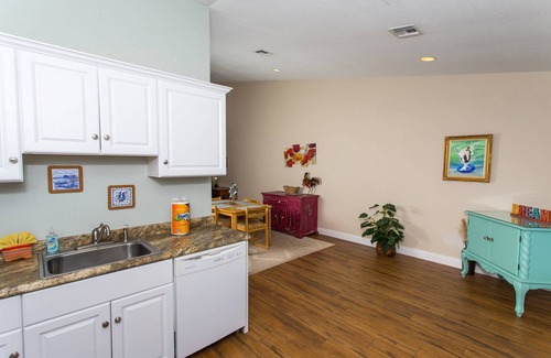 Fort Walton Beach Condo | Snowbird Rates |Waterview in FWB |Intracoastal Waterway |Sandy On-Site Beach |1 Queen |Fun Included
