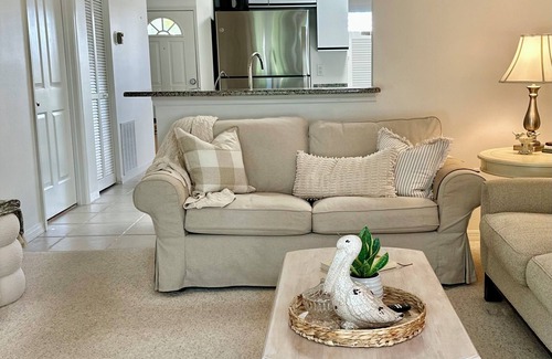 Wabasso Beach Condo | Snowbirds: Vero Beach Charming “Cottage Condo”. Close to beach. nFree Cleaning!