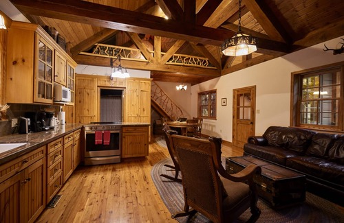 Snowbird Cabin | Snowcapped and sun-splashed In The Canyon Retreat: Cabin Home with Hot Tub