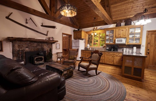 Snowbird Cabin | Snowcapped and sun-splashed In The Canyon Retreat: Cabin Home with Hot Tub