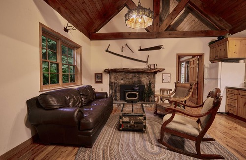 Snowbird Cabin | Snowcapped and sun-splashed In The Canyon Retreat: Cabin Home with Hot Tub