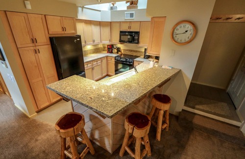 Mammoth Lakes Condo | Snowcreek IV 622 Light, Bright and Updated, Walk to Snowcreek Athletic Club by RedAwning
