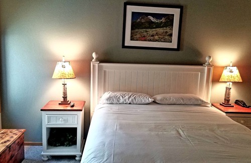 Crowley Lake Condo | Snowcreek Resort Vacation Rental #904