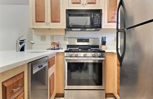 Killington Apartment | Snowcub- AC, Pool, Hot tub, Tennis, Grill!