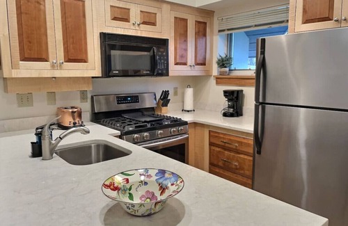 Killington Apartment | Snowcub- AC, Pool, Hot tub, Tennis, Grill!