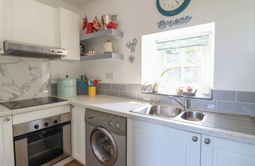 Harlech Cottage | SNOWDON VIEW, family friendly, character holiday cottage in Harlech