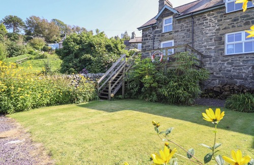 Harlech Cottage | SNOWDON VIEW, family friendly, character holiday cottage in Harlech