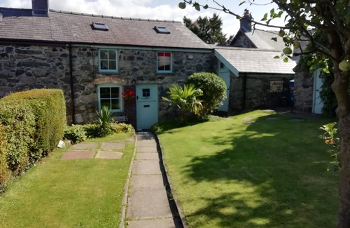 Llanuwchllyn Cottage | Snowdonia cottage, parking,woodburner,pets welcome, restaurant-pub next door !