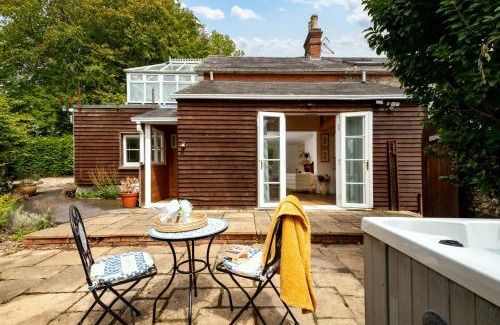Blandford Saint Mary House | Snowdrop - Connect to the Nature in the Hot Tub
