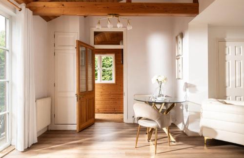 Blandford Saint Mary House | Snowdrop - Connect to the Nature in the Hot Tub