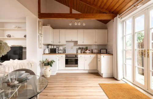 Blandford Saint Mary House | Snowdrop - Connect to the Nature in the Hot Tub