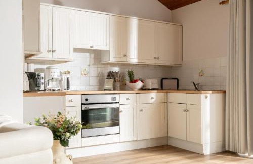 Blandford Saint Mary House | Snowdrop - Connect to the Nature in the Hot Tub