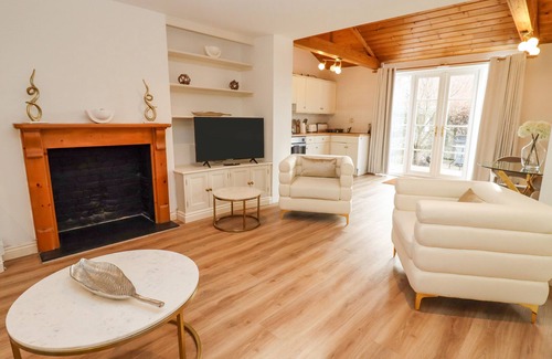 Blandford Saint Mary House | SNOWDROP, romantic, character holiday cottage in Blandford Forum