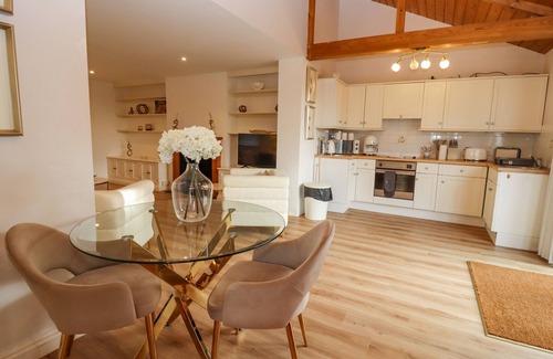 Blandford Saint Mary House | SNOWDROP, romantic, character holiday cottage in Blandford Forum