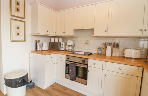 Blandford Saint Mary House | SNOWDROP, romantic, character holiday cottage in Blandford Forum