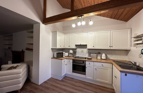 Blandford Saint Mary House | SNOWDROP - UNIQUE STAY | SLEEPS 2 | PETS ALLOWED | HOT TUB | BBQ | PATIO | WI-FI
