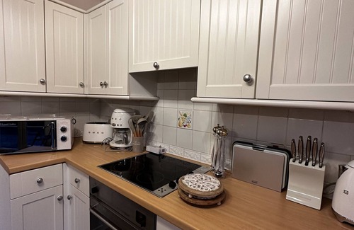 Blandford Saint Mary House | SNOWDROP - UNIQUE STAY | SLEEPS 2 | PETS ALLOWED | HOT TUB | BBQ | PATIO | WI-FI