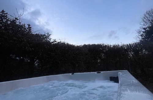 Blandford Saint Mary House | SNOWDROP - UNIQUE STAY | SLEEPS 2 | PETS ALLOWED | HOT TUB | BBQ | PATIO | WI-FI