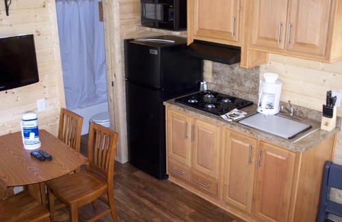 Emigrant Gap Resort | Snowflower Camping Resort Cottage 7