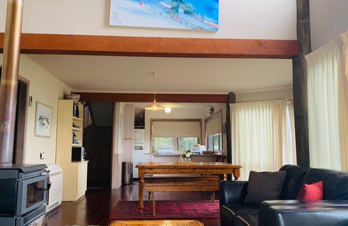 East Jindabyne House | Snowgums on the Lake - Charming 4BR Home l Amazing Lake Views l Balcony