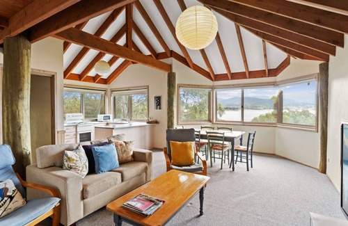 East Jindabyne House | Snowgums on the Lake - Charming 4BR Home l Amazing Lake Views l Balcony