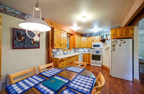 Glacier Cabin | Snowline Cabin #25 - Hot Tub - Pets Ok - Wi-Fi