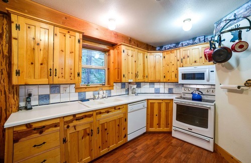 Glacier Cabin | Snowline Cabin #25 - Hot Tub - Pets Ok - Wi-Fi