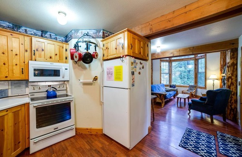 Glacier Cabin | Snowline Cabin #25 - Hot Tub - Pets Ok - Wi-Fi