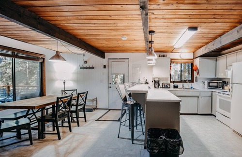 Glacier Cabin | Snowline Cabin #98 - Hot Tub - Wi-Fi - Cozy!