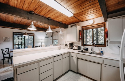 Glacier Cabin | Snowline Cabin #98 - Hot Tub - Wi-Fi - Cozy!