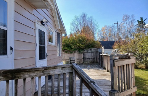 Republic House | Snowmobile, UTV trails, Fishing in a charming 3-bedroom house in Republic