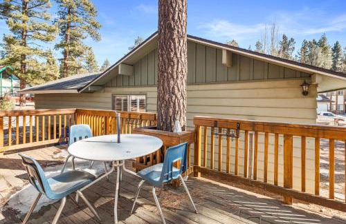 Whispering Forest House | Snowridge - Charming classic cabin with a wood burning fireplace and WiFI!