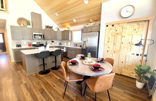 Ronald House | Snowshoe Inn - King Master - Hot Tub - Fire Pit - Trails - Community Pool