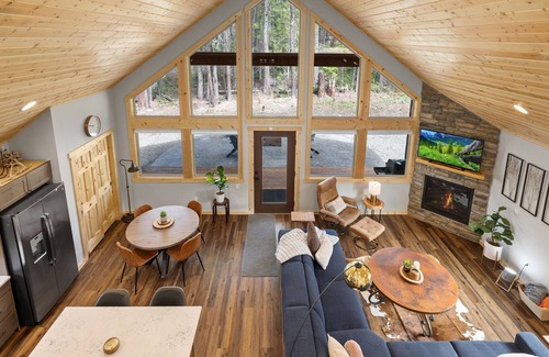 Ronald House | Snowshoe Inn - King Master - Hot Tub - Fire Pit - Trails - Community Pool