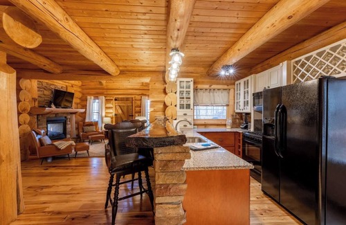 Slatyfork Farm House | Snowshoe View Log Cabin | Hot Tub & Mtn Luxury
