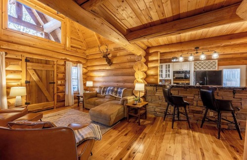 Slatyfork Farm House | Snowshoe View Log Cabin | Hot Tub & Mtn Luxury