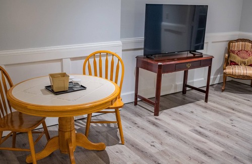 Main Street Hyannis House | SNP - Plaza Suite Bedroom