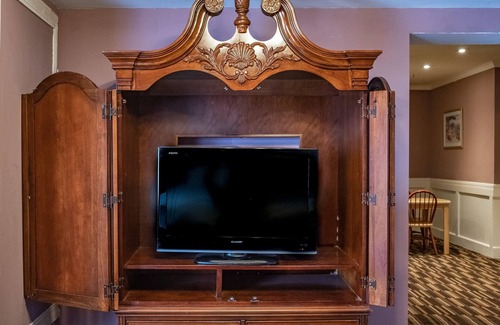 Main Street Hyannis House | SNP - Plaza Suite Bedroom