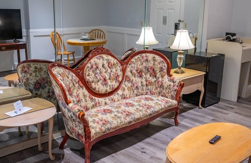 Main Street Hyannis House | SNP - Plaza Suite Bedroom