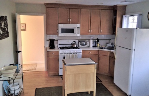 South Kingstown Cottage | Snug, bright, quiet modern cottage-short walk to beaches!