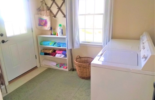 South Kingstown Cottage | Snug, bright, quiet modern cottage-short walk to beaches!